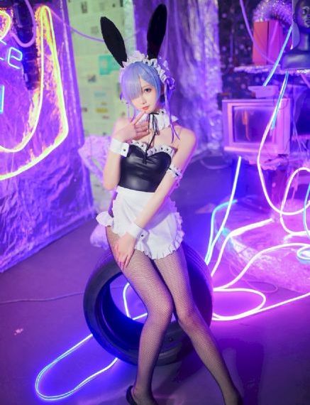 欧美黄衣少女图_HD免费观看视频